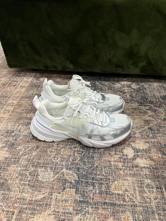 Nike V2K Run sneakers in white and silver - Picture 2 of 5